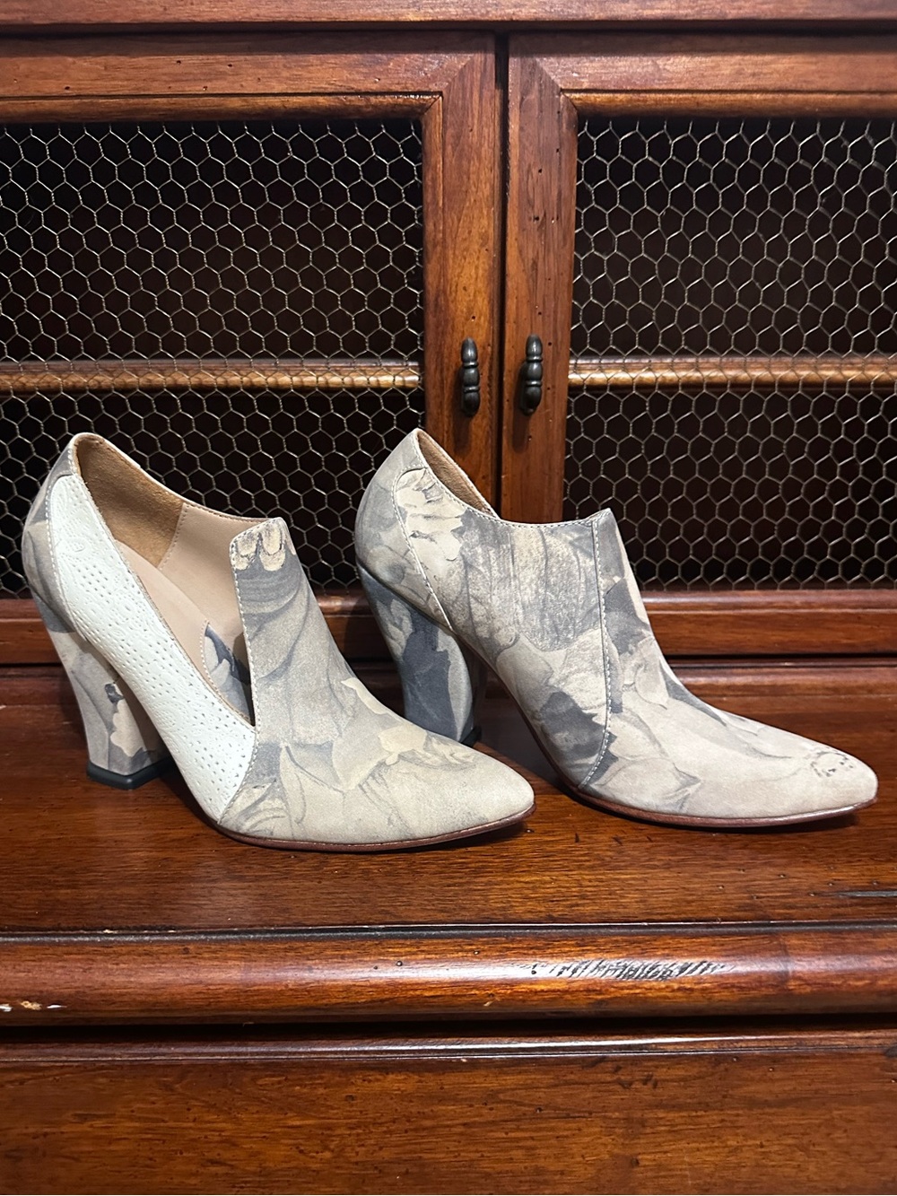 NWOT John Fluevog Kendra Grey Ivory Floral Leather Pump